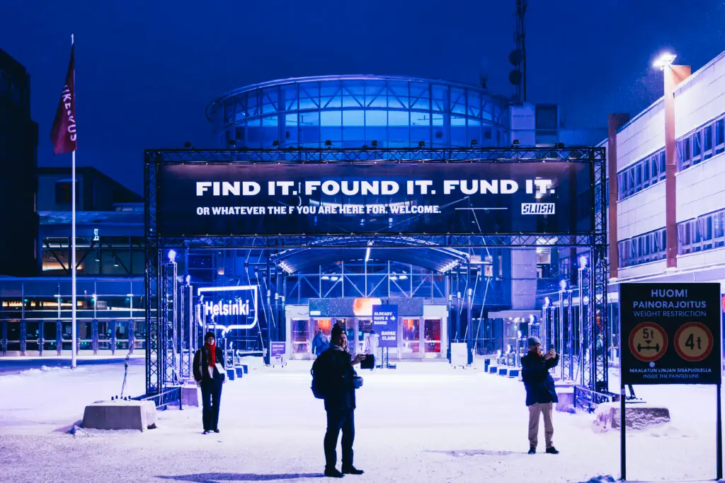 Der Travel Risk Report für SLUSH 2024: Sicherheitstipps, Notrufnummern und medizinische Versorgung für ein entspanntes Festival in Helsinki.